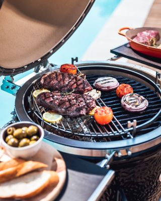 🔥 Grilování bez kompromisů. Chuť, kterou si zamilujete.⁠ 🔥 Ať už stojíte u svého prvního Monolithu nebo máte za sebou...